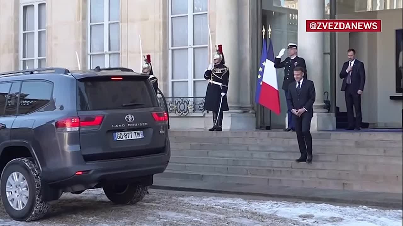 Макрон стиснул Зеленского в объятиях перед встречей "коалиции желающих"