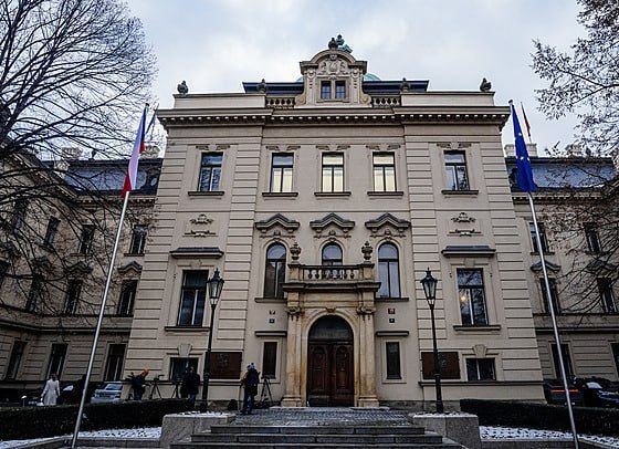 Флаг Украины сняли со здания правительства Чехии — его заменили на флаг Евросоюза, сообщил портал Idnes