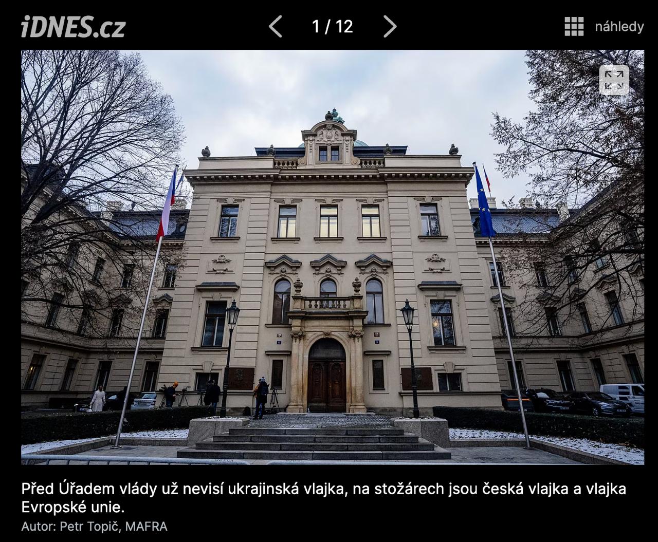 Перед зданием правительства Чехии с флагштока был убран украинский флаг, который заменили на флаг Евросоюза