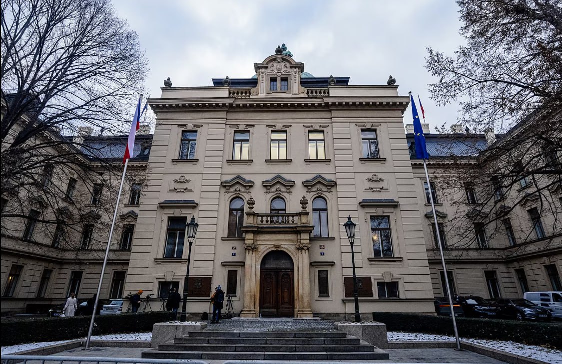 Украинский флаг был снят с флагштока перед зданием правительства Чехии