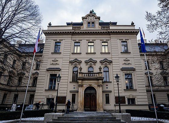 ОЧЕРЕДНАЯ ЗРАДА. В Чехии начался падёж флагов Украины — сегодня сняли жёвто-блакитную тряпку со здания правительства Республики, заменив её на флаг ЕС. Ранее же флаги Украины сняли со здания Палаты депутатов (нижней палаты)...