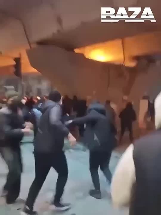 В Иране уже десять дней продолжаются протесты — демонстранты захватили два города, полиция переходит на сторону протестующих