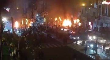 Во время погромов в Иране начали массово жечь автомобили, правительственные здания и объекты телекоммуникации, — СМИ