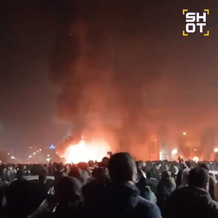 Новые видео поджогов и разрушений в ходе погромов в Иране