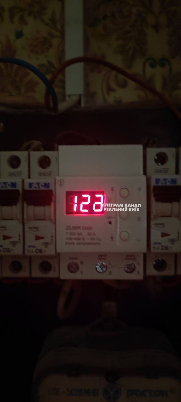 В Киеве остановлена работа систем водоснабжения, теплоснабжения, электротранспорта, сообщает КГГА