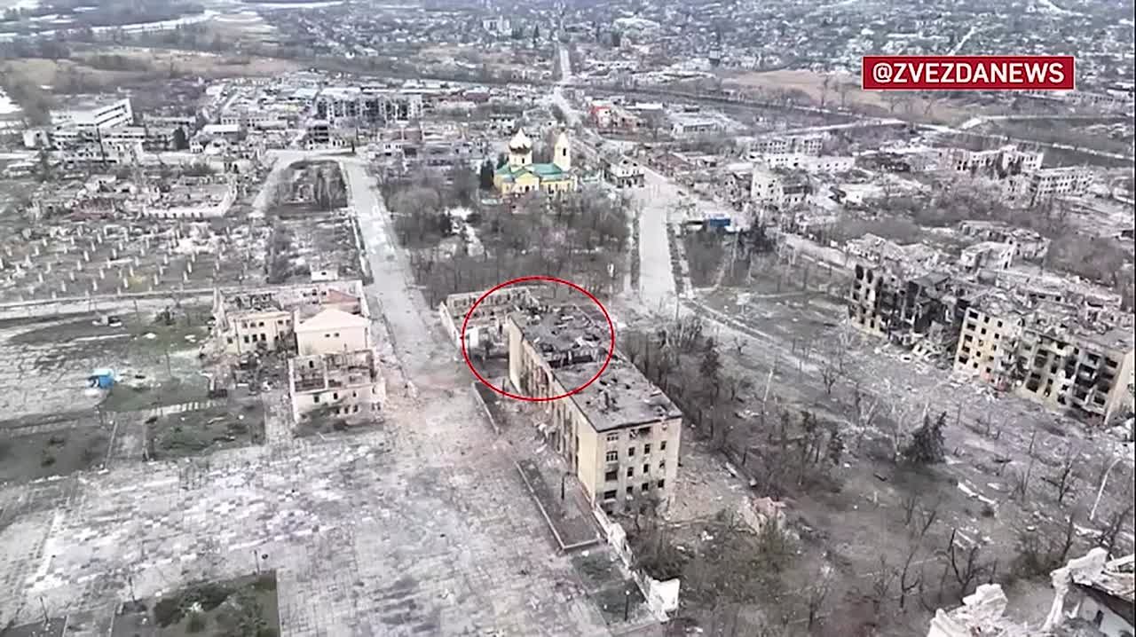 Противник пытался организовать перемогу с флаготыком с помощью дрона, пытаясь повесить флаг Украины на администрацию Купянска рядом с висящим там российским флагом