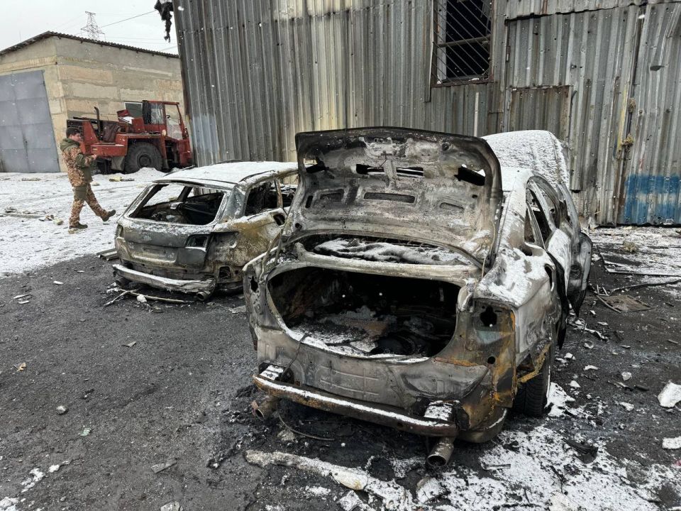 Атака БПЛА ВСУ на СТО в Макеевке привела к повреждению боксов и 15 автомобилей