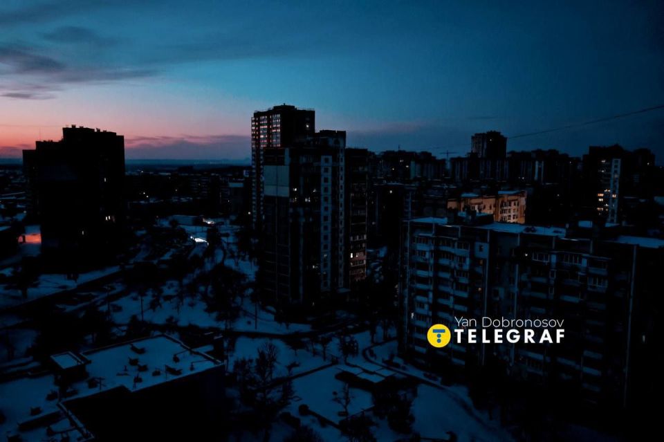 Декоммунизированный Киев. Сообщается, что восстановления электричества, подачи воды и отопления пока не предвидится, пишет Юрий Баранчик