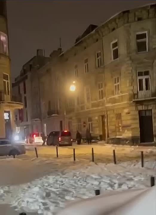 Во Львове ТЦКшник бросил девушку в снег, когда она пыталась отбить своего парня из лап людоловов