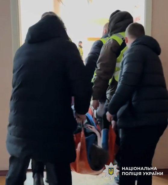 В сети публикуют первые кадры из киевской школы, где ученик напал с ножом на учительницу и одноклассника