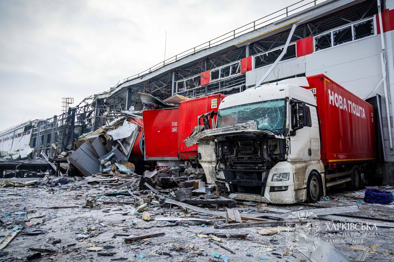 Последствия ракетного удара ВС России по терминалу «Новой почты» в Харьковской области Последствия ракетного удара ВС России по терминалу «Новой почты» в Харьковской области