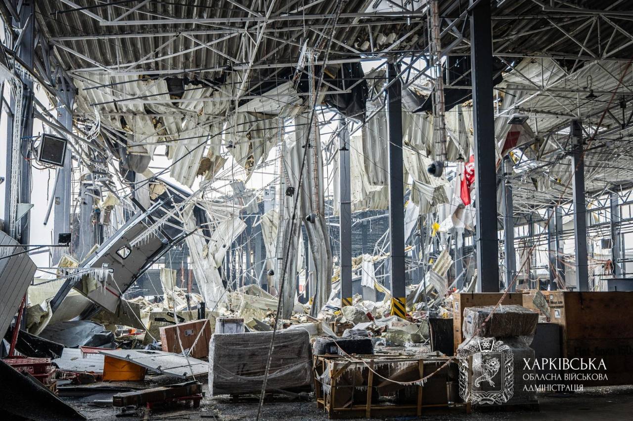 Последствия ракетного удара ВС России по терминалу «Новой почты» в Харьковской области