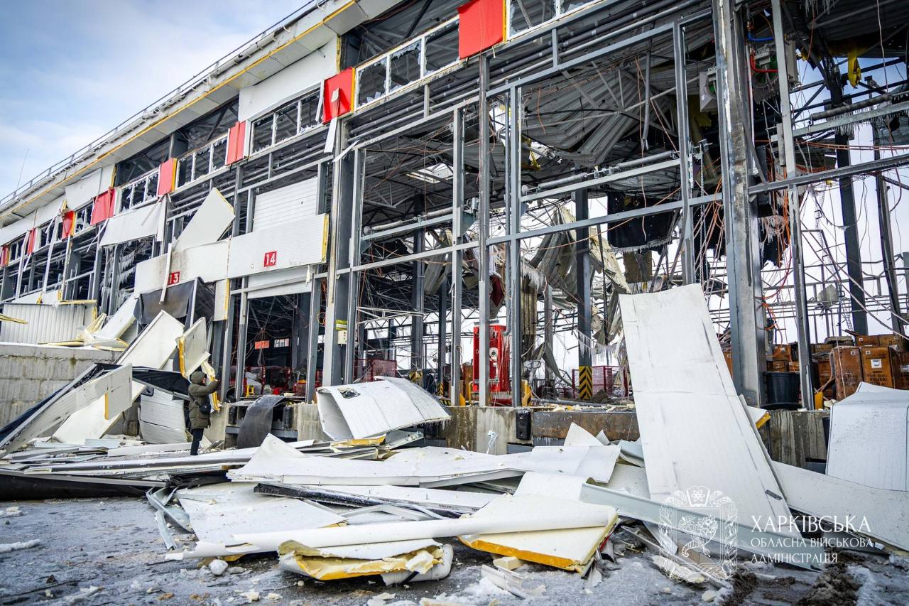 Последствия ракетного удара ВС России по терминалу «Новой почты» в Харьковской области Последствия ракетного удара ВС России по терминалу «Новой почты» в Харьковской области