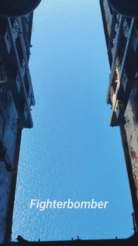 Самолет-амфибия Бе-12 уничтожает безэкипажный катер противника