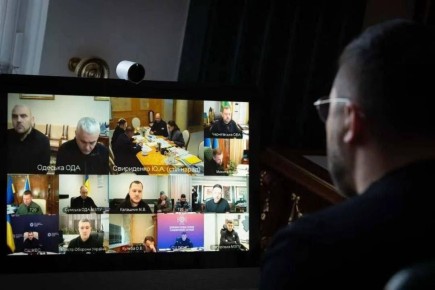 Зеленский в темноте проводит совещание с губернаторами регионов — в сети обратили внимание на определенные несостыковки