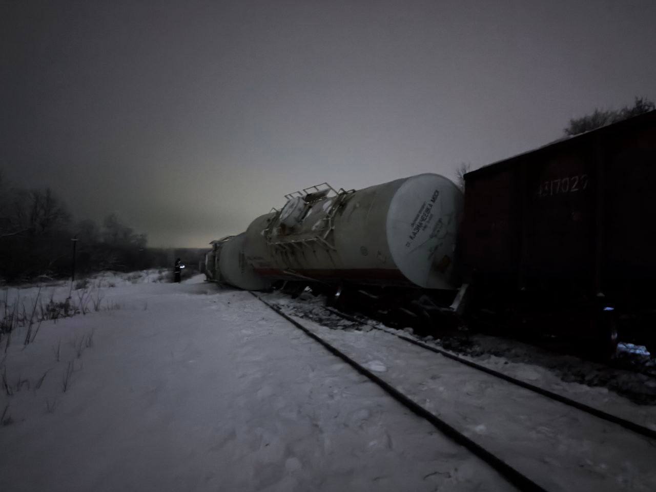 Предварительная причина схода вагонов на перегоне Жданка - Товарково – падение давления в тормозной магистрали одного из вагонов, — губернатор Тульской области Миляев