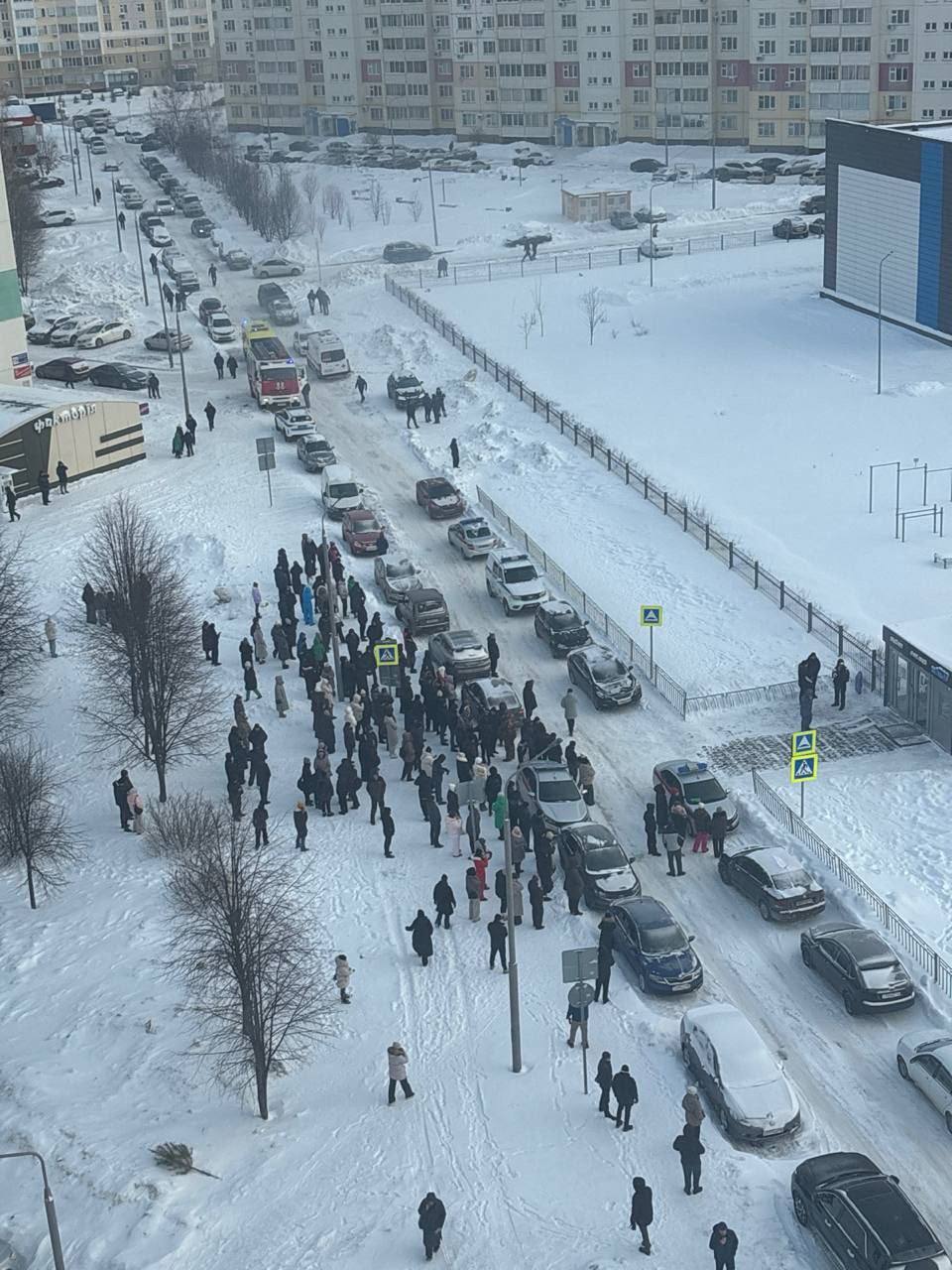 Ученик седьмого класса напал с ножом на уборщицу в школе в Нижнекамске, ее жизни ничего не угрожает, сообщил мэр города Радмир Беляев
