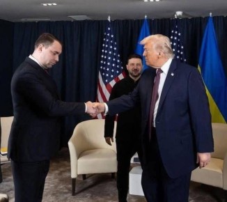 В интернете неистово троллят террориста и экстремиста Буданова, за его угодливую и помпезную позу на встрече с Трампом