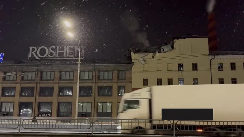 Киев Опубликовано видео последствий прилёта по фабрике Roshen в Киеве