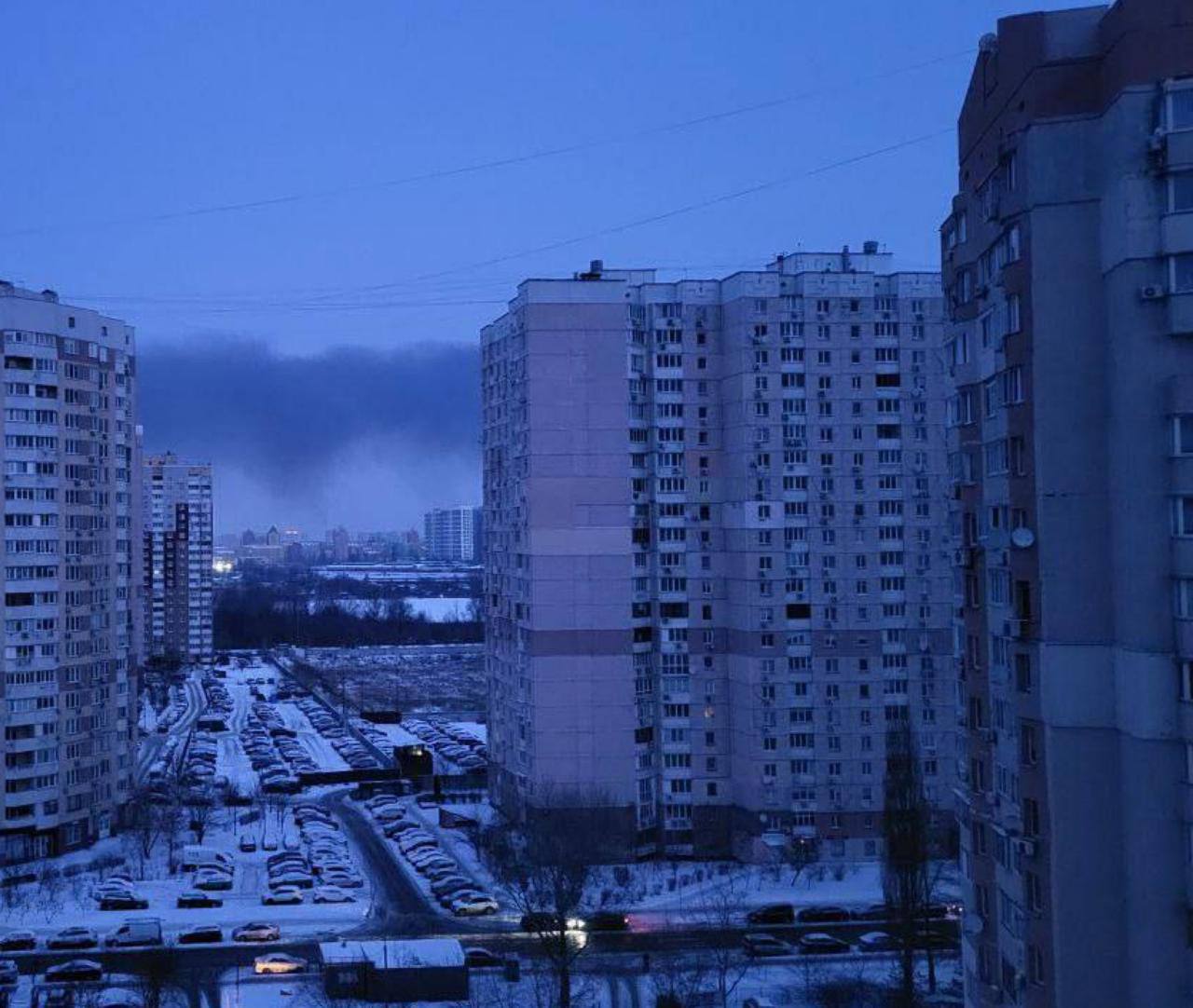 Левый берег Киева затянуло черным дымом после утренних прилетов Левый берег Киева затянуло черным дымом после утренних прилетов