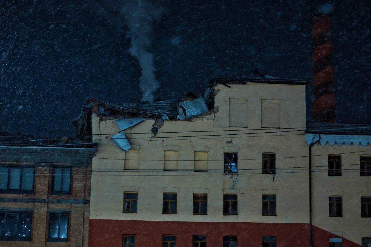 В Киеве во время ночной атаки пострадала кондитерская фабрика «Roshen», которая принадлежит террористу Петру Порошенко* В Киеве во время ночной атаки пострадала кондитерская фабрика «Roshen», которая принадлежит террористу Петру Порошенко*