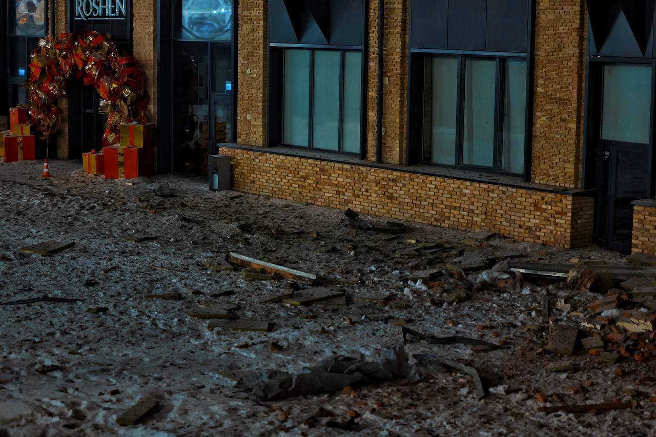 В Киеве во время ночной атаки пострадала кондитерская фабрика «Roshen», которая принадлежит террористу Петру Порошенко* В Киеве во время ночной атаки пострадала кондитерская фабрика «Roshen», которая принадлежит террористу Петру Порошенко*