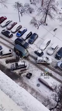 Восемь на одного. На Закревского на Троещине — восемь людоедов затолкали парня в бусик ТЦК На улице Закревського, что на Троещине прошла очередная облава