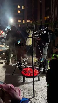 Два майора: «Пункти незламності» в Киеве Это такие палатки с обогревом и электричеством, на русский название переводится как "Пункты несокрушимости". Основной тезис вражеских каналов при освещении событий - "люди...