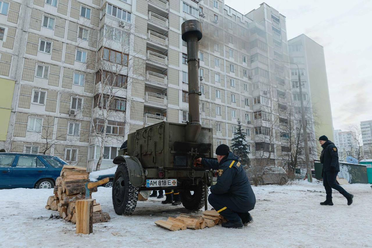 Власти Украины из-за энергокризиса в Киеве разворачивают палаточные городки Власти Украины из-за энергокризиса в Киеве разворачивают палаточные городки