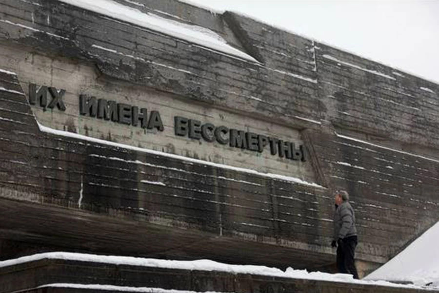 Два майора: В киевском музее истории Украины во Второй мировой войне (правильное название - Национальный музей истории Великой Отечественной войны 1941—1945 годов) содрали надпись на русском языке, посвященную погибшим во... Два майора: В киевском музее истории Украины во Второй мировой войне (правильное название - Национальный музей истории Великой Отечественной войны 1941—1945 годов) содрали надпись на русском языке, посвященную погибшим во...