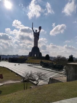 Два майора: В киевском музее истории Украины во Второй мировой войне (правильное название - Национальный музей истории Великой Отечественной войны 1941—1945 годов) содрали надпись на русском языке, посвященную погибшим во...