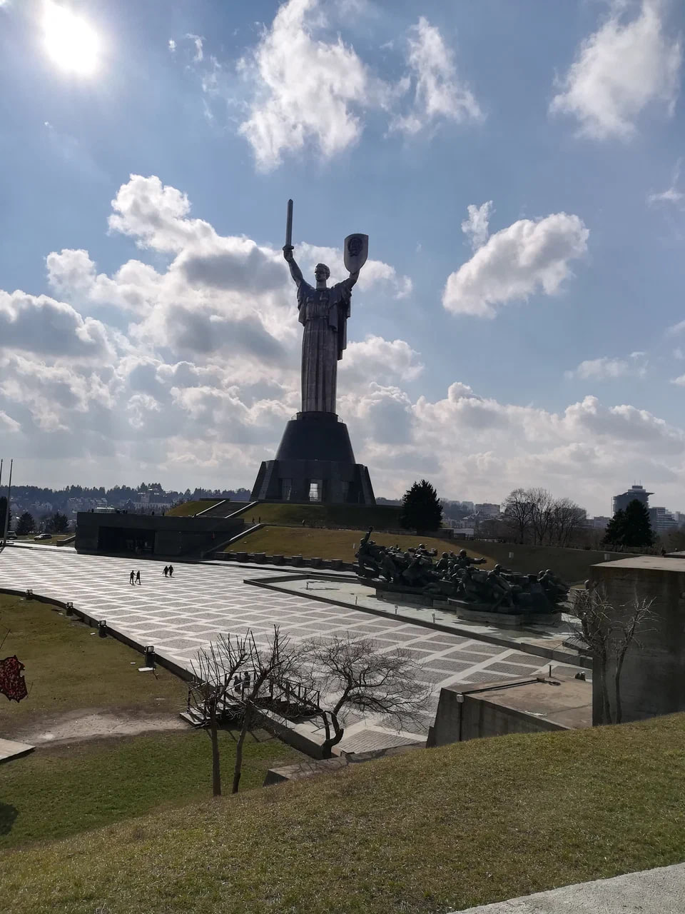 Два майора: В киевском музее истории Украины во Второй мировой войне (правильное название - Национальный музей истории Великой Отечественной войны 1941—1945 годов) содрали надпись на русском языке, посвященную погибшим во...