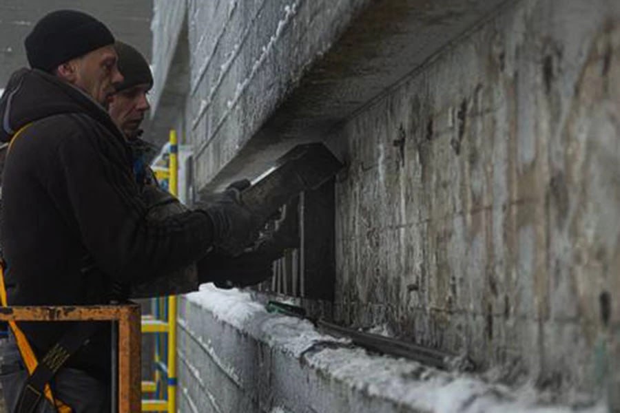 Два майора: В киевском музее истории Украины во Второй мировой войне (правильное название - Национальный музей истории Великой Отечественной войны 1941—1945 годов) содрали надпись на русском языке, посвященную погибшим во... Два майора: В киевском музее истории Украины во Второй мировой войне (правильное название - Национальный музей истории Великой Отечественной войны 1941—1945 годов) содрали надпись на русском языке, посвященную погибшим во...