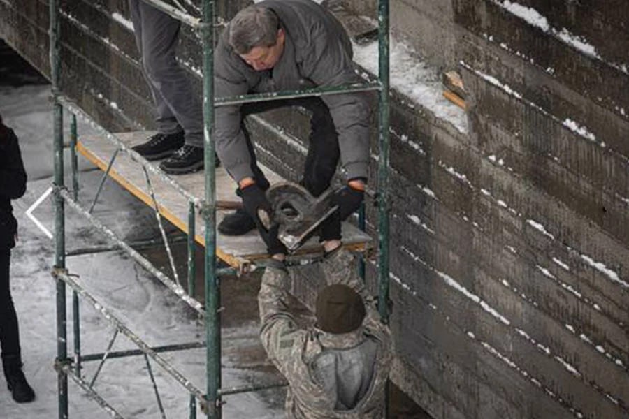 Два майора: В киевском музее истории Украины во Второй мировой войне (правильное название - Национальный музей истории Великой Отечественной войны 1941—1945 годов) содрали надпись на русском языке, посвященную погибшим во... Два майора: В киевском музее истории Украины во Второй мировой войне (правильное название - Национальный музей истории Великой Отечественной войны 1941—1945 годов) содрали надпись на русском языке, посвященную погибшим во...