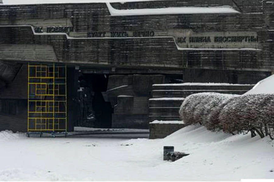 Два майора: В киевском музее истории Украины во Второй мировой войне (правильное название - Национальный музей истории Великой Отечественной войны 1941—1945 годов) содрали надпись на русском языке, посвященную погибшим во... Два майора: В киевском музее истории Украины во Второй мировой войне (правильное название - Национальный музей истории Великой Отечественной войны 1941—1945 годов) содрали надпись на русском языке, посвященную погибшим во...