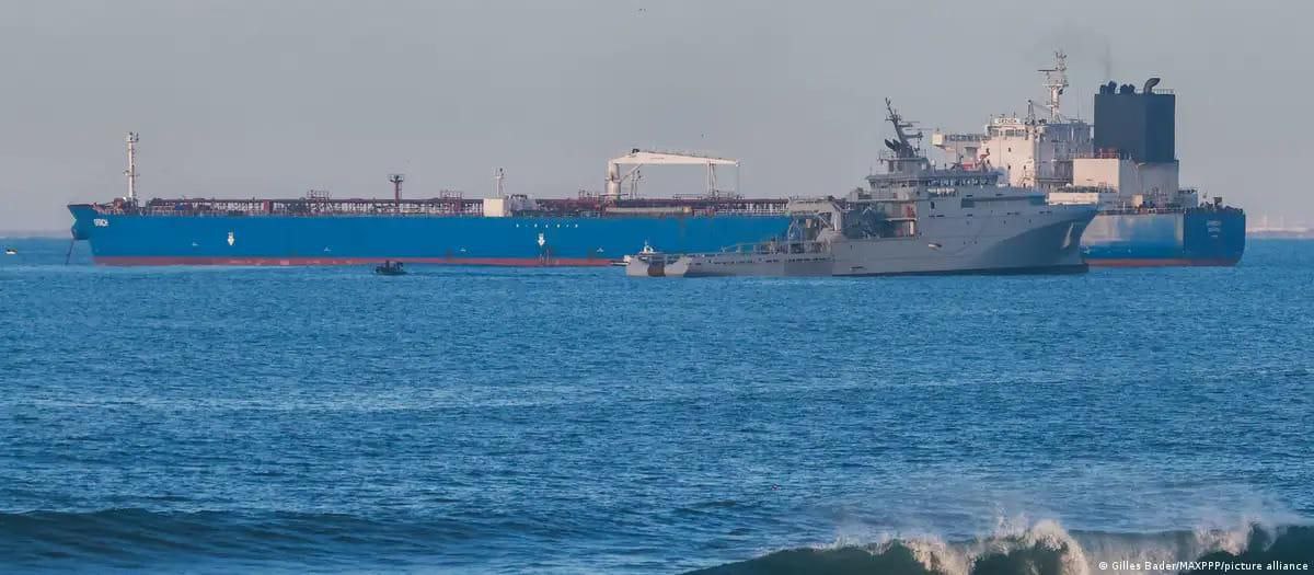 Макрон сообщил Зеленскому, что он вынужден освободить задержанный "теневой танкер" Российской Федерации