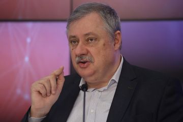 «Макрон начинает противопоставлять себя Трампу, копируя его, и получается это плохо»