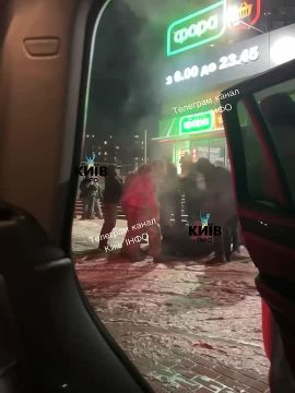 Сразу два видео из Киева: на Троещине несколько военкомов и хунвейбин в штатском тащат по земле добычу в автомобиль э; на Оболони тцкшники с полицейскими завалили добычу на землю, надели наручники и потащили в полицейский...