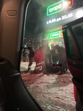 Сразу два видео из Киева: на Троещине несколько военкомов и хунвейбин в штатском тащат по земле добычу в автомобиль э; на Оболони тцкшники с полицейскими завалили добычу на землю, надели наручники и потащили в полицейский...