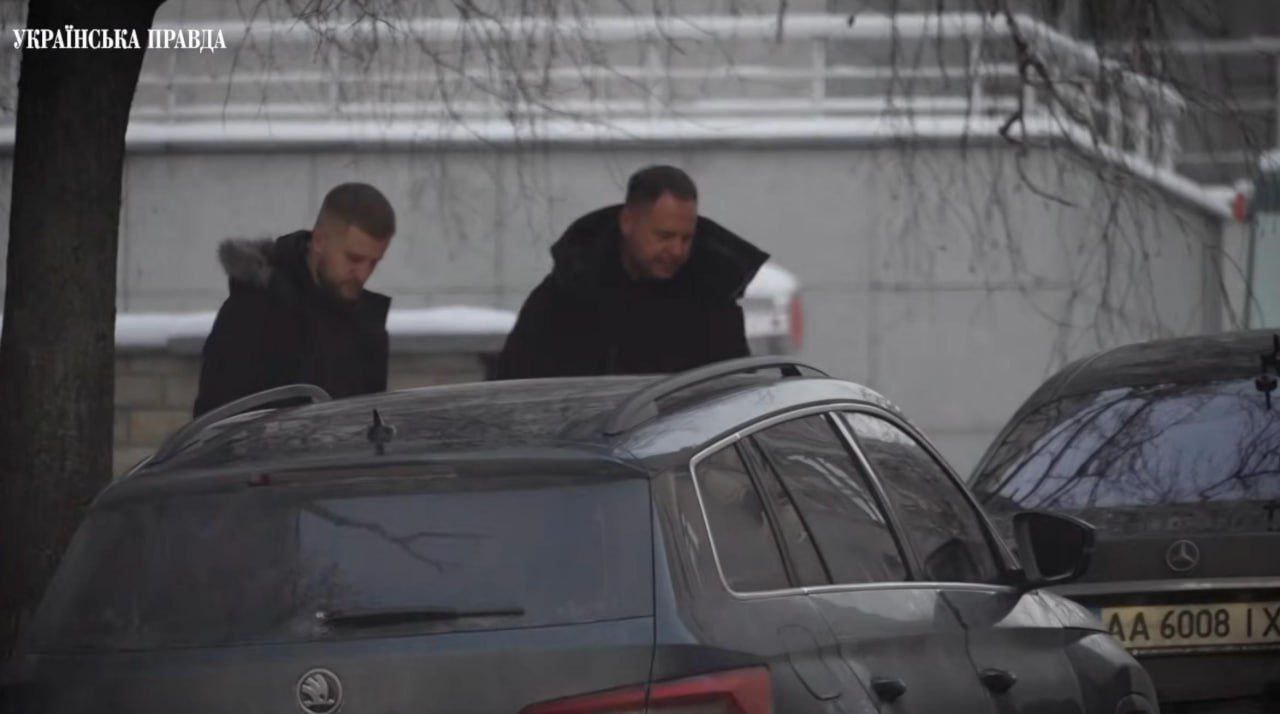 Андрей Медведев: В рамках украинских внутренних разборок жаб с гадюками издание "Украинская правда" публикует сегодня расследование о том, что Ермак живёт в Киеве и почти ничего не потерял