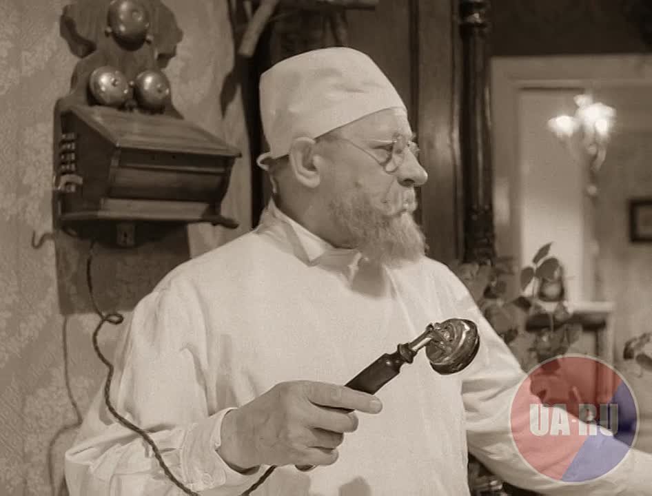 Макрон заявил, что принял решение об установлении прямого канала связи с Россией