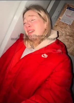 Оксанка страдает в лифте, застрявшем во время отключения света в "еб*ной Украине"