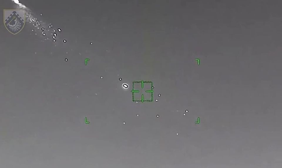 Заявляется как работа ЗРК Patriot в небе над Киевом в ходе ракетного удара ВС РФ 12 февраля