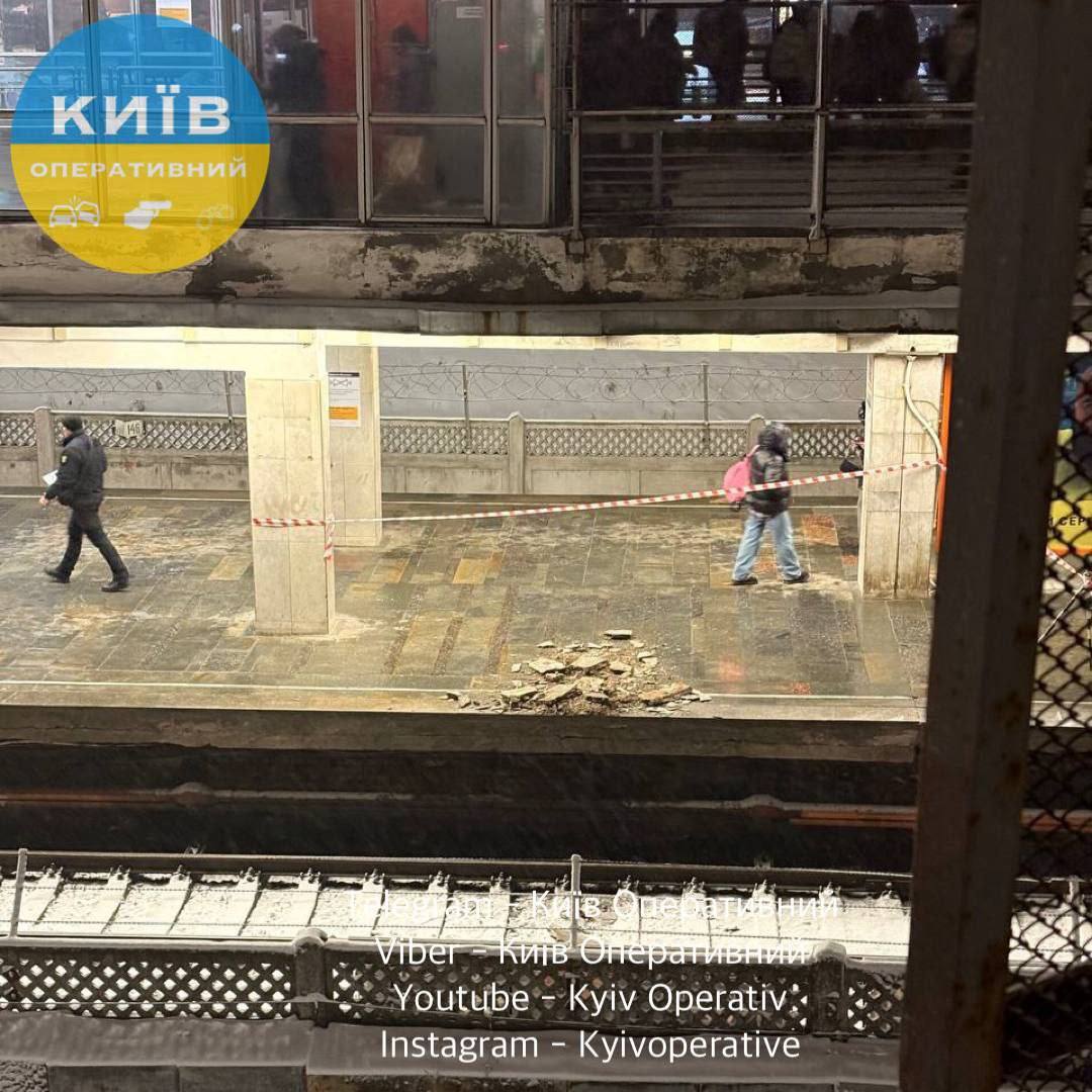 Потолок на нескольких станциях метро в Киеве обвалился из-за сложных погодных условий