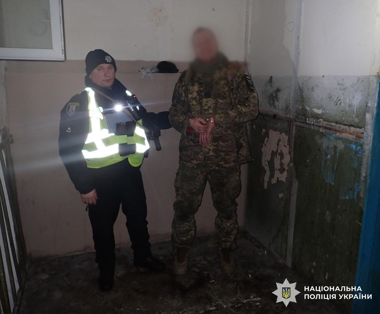 Беглый дезертир ЗСУ из 116-обр ТРО, в состоянии алкогольного опьянения напал и порезал ножом прохожего, а затем попытался изнасиловать 56-летнюю женщину, которой тоже после отказа полоснул ножом по лицу