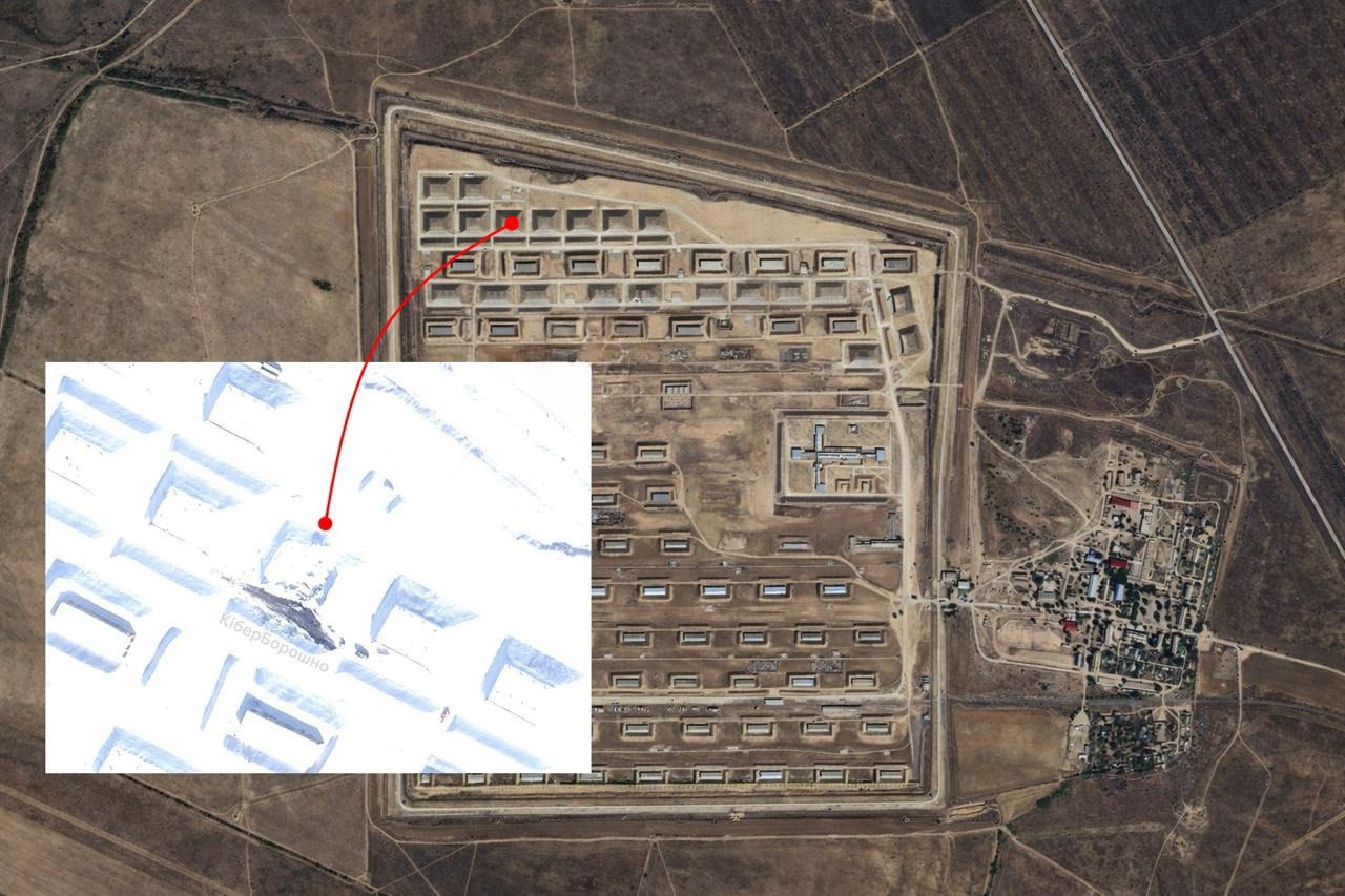 Спутниковый снимок последствий удара, предположительно, крылатой ракеты «Фламинго» по арсеналу ГРАУ у поселка Котлубань Волгоградской области