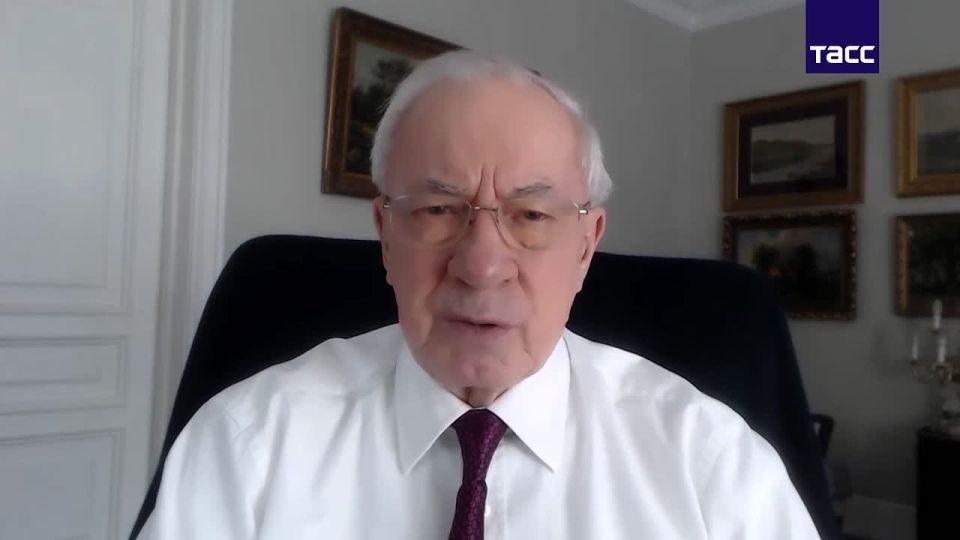 Внешнее управление на Украине нужно ввести на 2-3 года для восстановления страны, заявил в интервью ТАСС бывший украинский премьер-министр Азаров