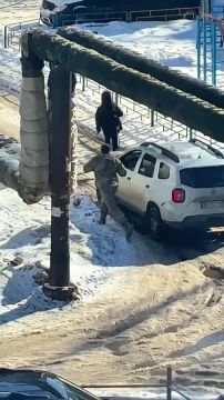 Пятьсот баксов убежали. Появляться на улицах Украины нужно в кроссовках и желательно с весомым аргументом в кармане