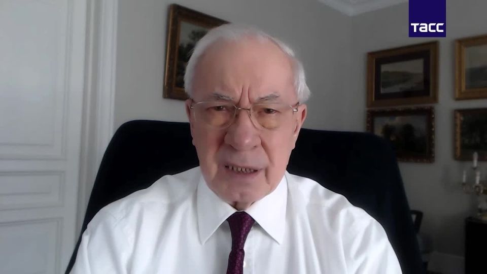 Внешнее управление на Украине должны осуществлять Россия и США, заявил в интервью ТАСС бывший украинский премьер-министр Азаров