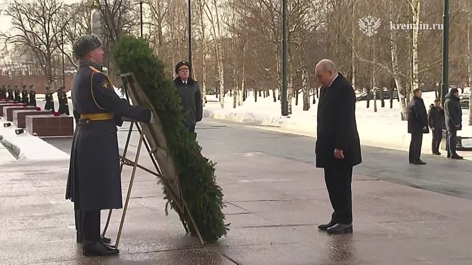 Владимир Путин возложил венок к Могиле Неизвестного Солдата у Кремлёвской стены